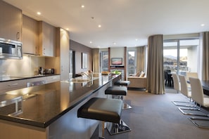 Refrigerador con freezer, microondas, horno, placa de cocina