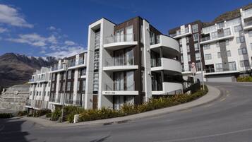 Vista frontal de la propiedad