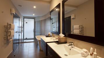 Penthouse, 3 habitaciones | Baño | Tina y regadera independientes y amenidades de baño gratuitas