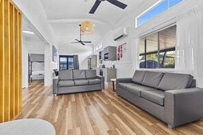 Villa de lujo | Tabla de planchar con plancha, wifi gratis y ropa de cama 