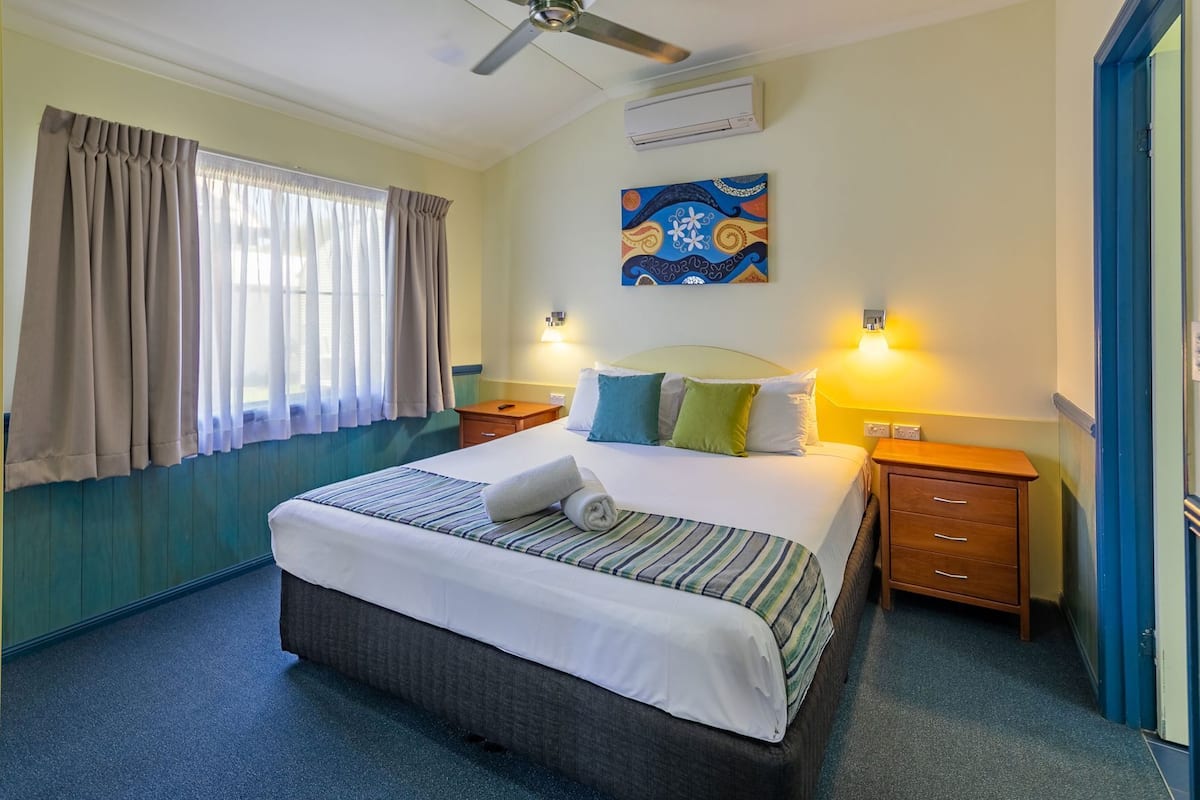 Iron/ironing board, free WiFi, bed sheets