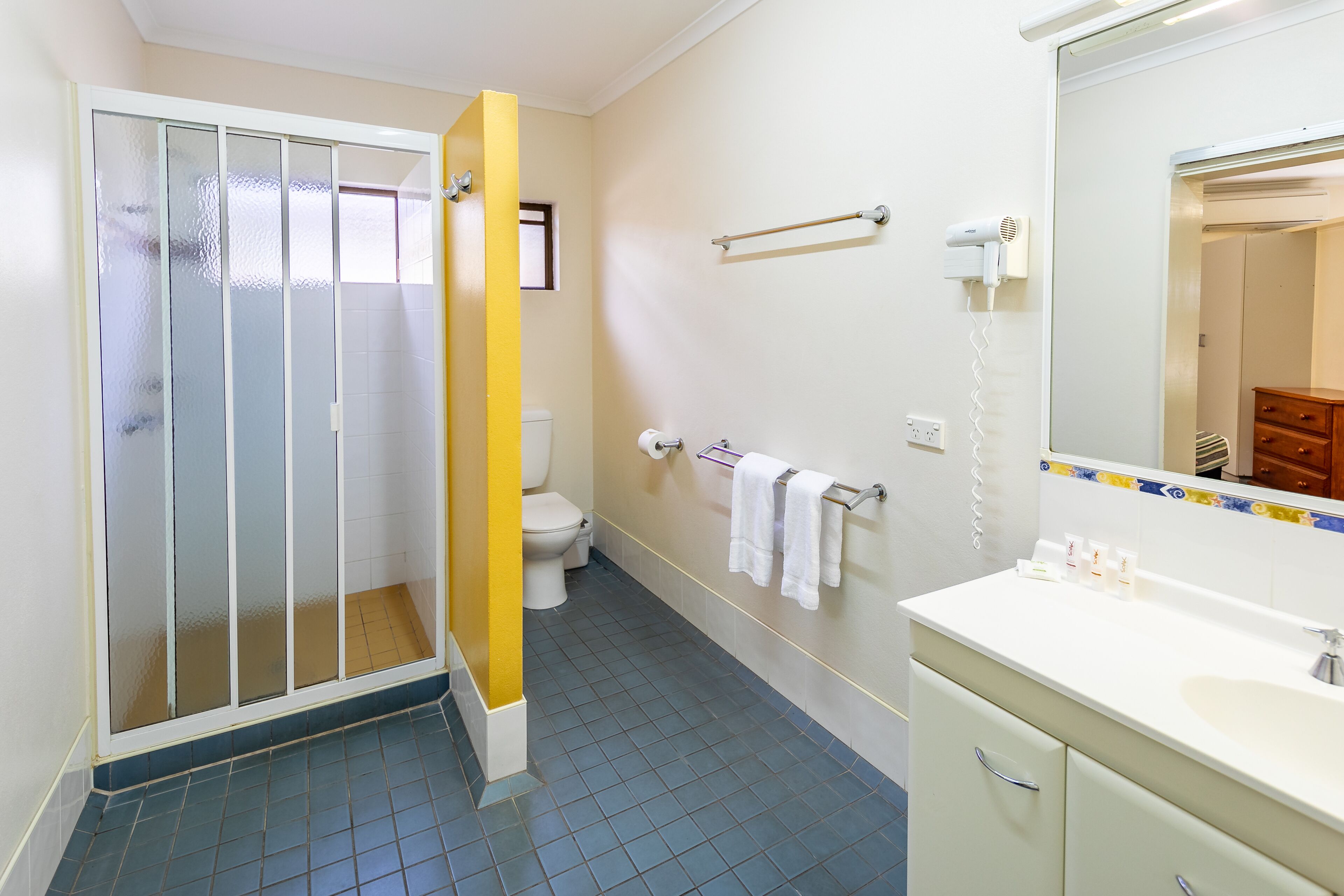Ein Badezimmer mit Dusche, Toilette und Waschbecken.