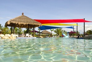 3 piscines extérieures, chaises longues