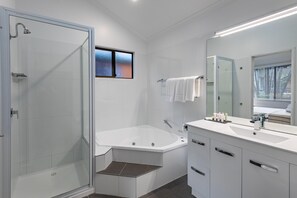 Superior villa | Badkamer | Een bubbelbad, gratis toiletartikelen, een haardroger, handdoeken
