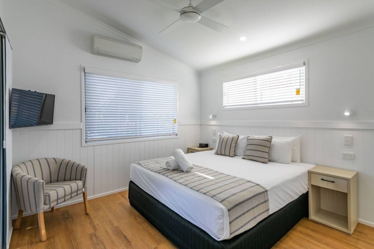 Iron/ironing board, free WiFi, bed sheets