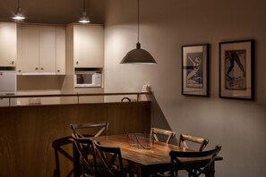 51-inch flat-screen TV with digital channels, TV, Netflix - Squatter's Run Apartments (Thredbo)