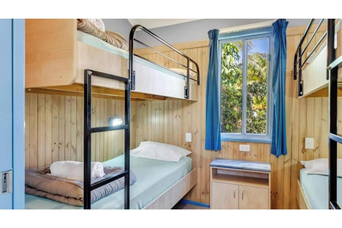 Standard 2 Bedroom Cabin - S6 (1QB, 2BB) | Caja de seguridad en la habitación y tabla de planchar con plancha