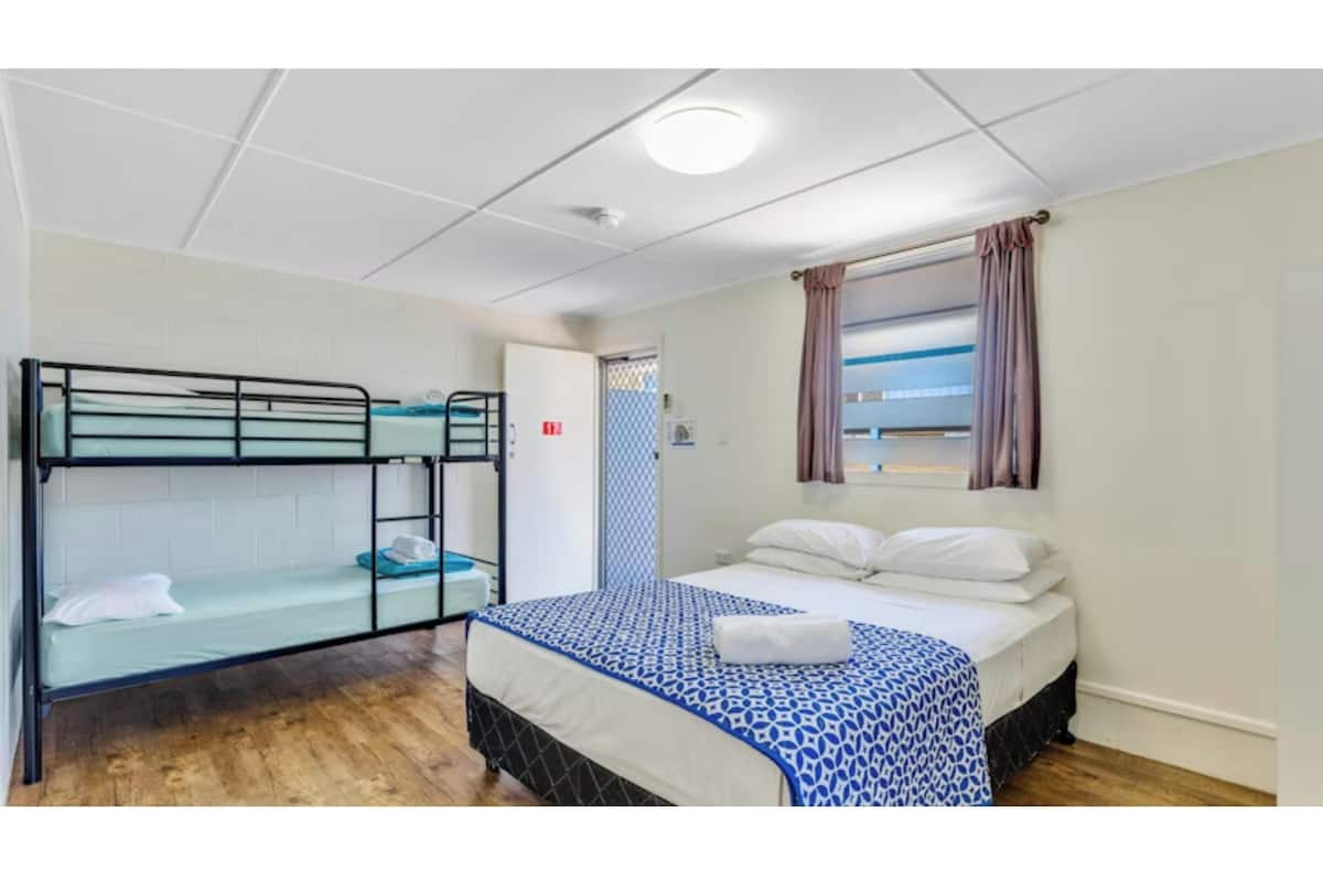 Economy Studio Unit - S4 | In-room safe, iron/ironing board, free WiFi, bed sheets