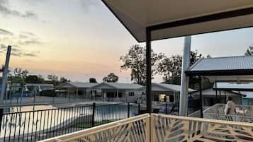 Deluxe 2 Bedroom Poolside Cabin - S6 | Caja de seguridad en la habitación y tabla de planchar con plancha