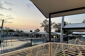 Deluxe 2 Bedroom Poolside Cabin - S6 | In-room safe, iron/ironing board, free WiFi, bed sheets - Discovery Parks – Lake Tinaroo (Tinaroo)