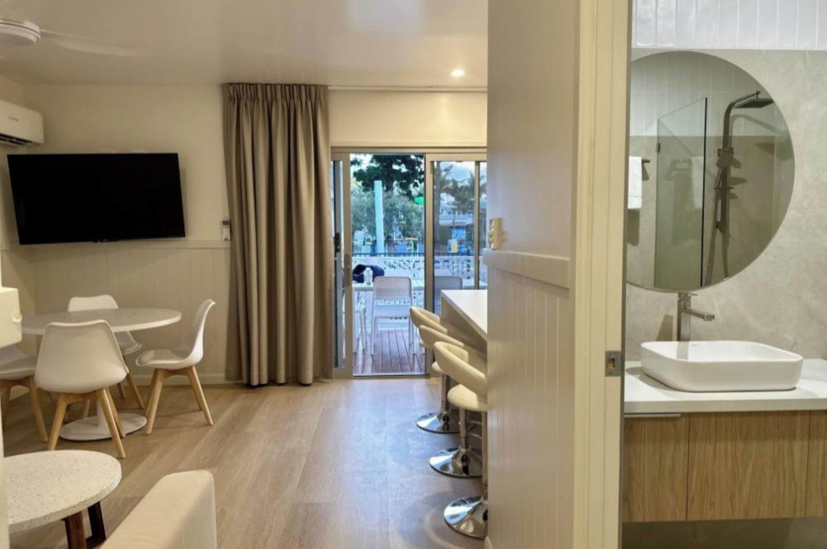 Deluxe 2 Bedroom Poolside Cabin - S6 | セーフティボックス (室内)、アイロン / アイロン台、WiFi (無料)、ベッドシーツ