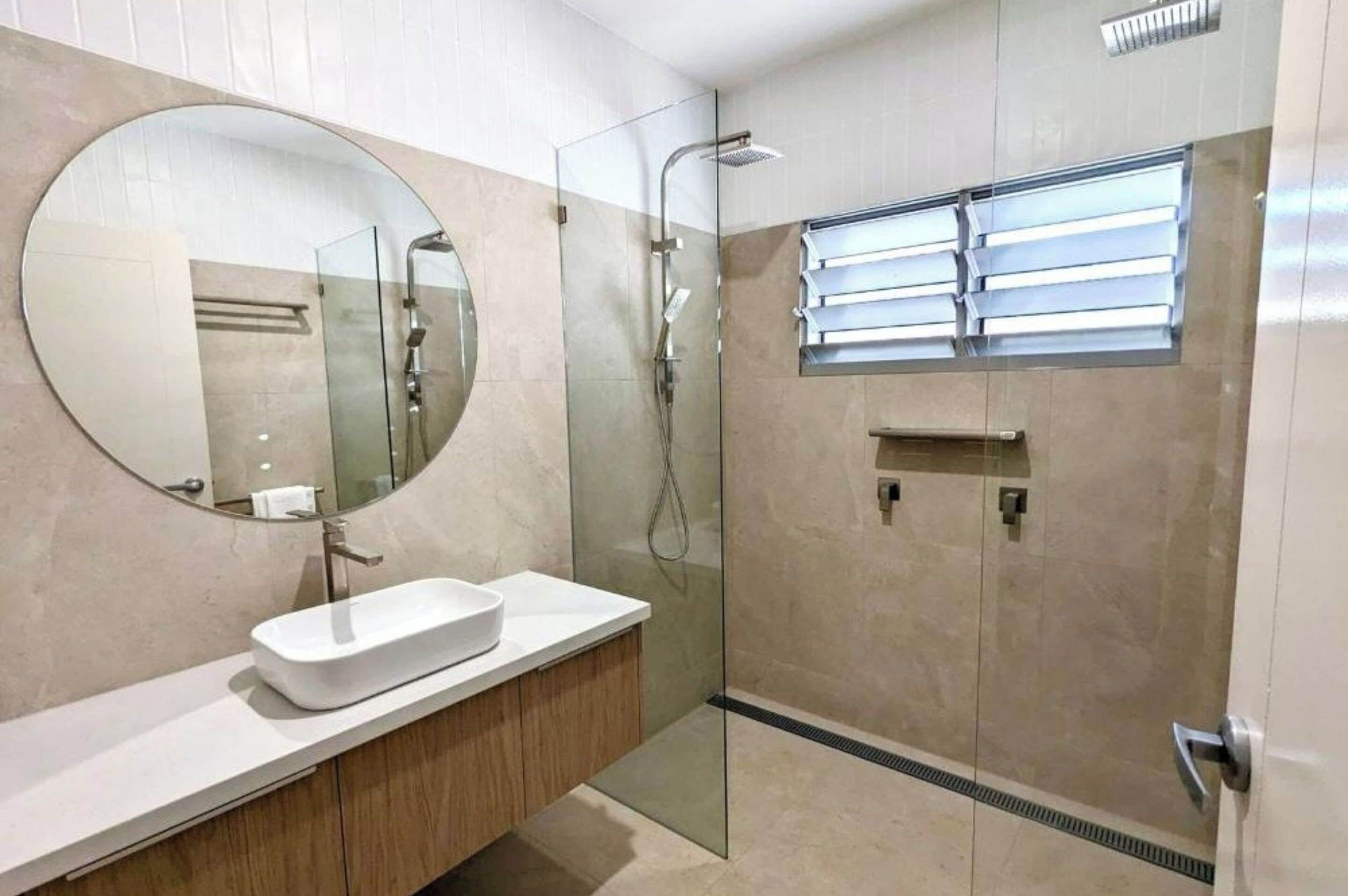 Deluxe 2 Bedroom Poolside Cabin - S6 | 浴室 | 淋浴设施、吹风机、毛巾、肥皂