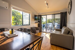 Kabin Superior, 2 kamar tidur | Area keluarga | Televisi layar datar 20-inci dengan saluran TV digital dan TV