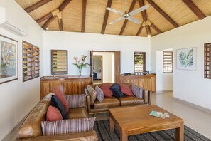 Villa – deluxe, 2 soverom, privat basseng, strandutsikt | Oppholdsrom | Flatskjerm-TV