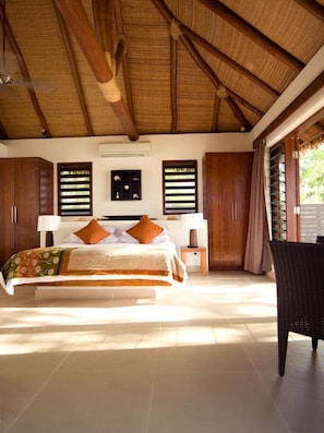 Villa de lujo, 1 cama de matrimonio grande, vistas a la playa (Honeymoon Villa 11) | 2 dormitorios, caja fuerte, tabla de planchar con plancha y wifi gratis
