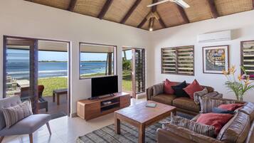 Deluxe villa, 2 slaapkamers, privézwembad, uitzicht op strand | Woonkamer | Een flatscreentelevisie