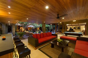 4 Bedrooms Private Pool Villa | Lobby