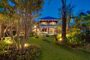 Poolside bar - Villa Kinaree Estate (Seminyak)