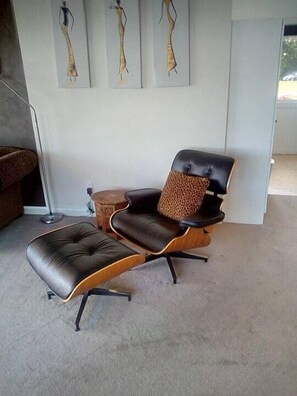 Ático exclusivo, 1 cama de matrimonio grande, vistas al lago | Zona de estar | Televisión de pantalla plana de 40 pulgadas con canales por cable