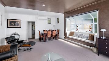 Penthouse Exclusive, 1 giường cỡ king, quang cảnh hồ | Khu vực ăn uống tại phòng