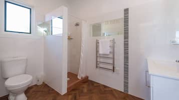 Exclusive Penthouse, 1 King Bed, Lake View | Bathroom | Shower, free toiletries, hair dryer, towels