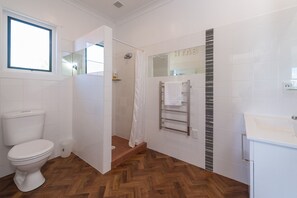 Exclusive Penthouse, 1 King Bed, Lake View | Bathroom | Shower, free toiletries, hair dryer, towels - Lakeside City Apartments - Penthouse (Rotorua)