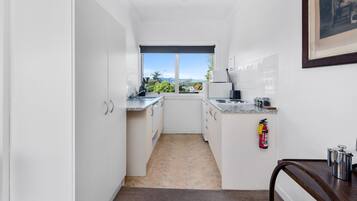 Penthouse Exclusive, 1 giường cỡ king, quang cảnh hồ | 1 phòng ngủ, bàn ủi/dụng cụ ủi quần áo
