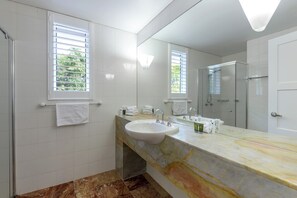 Free toiletries, hair dryer, towels, soap - Balboa Holiday Apartments (Port Douglas)