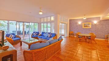 Perlengkapan mandi gratis, pengering rambut, handuk, dan sabun