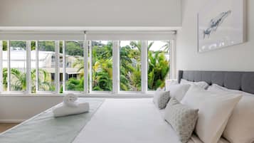 Apartment, 2 Bedrooms (Split Level) | Seterika/papan seterika, Wi-fi percuma, dihias secara berasingan