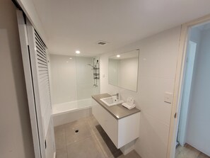 2 Bedroom Apartment (Ocean View, Unit 19)  | Bathroom | Free toiletries, hair dryer, towels, soap - Surfers Chalet (Surfers Paradise)
