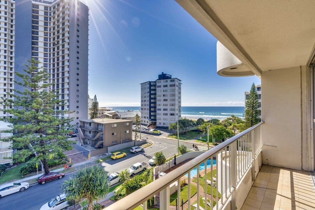 Surfers Chalet — image 9