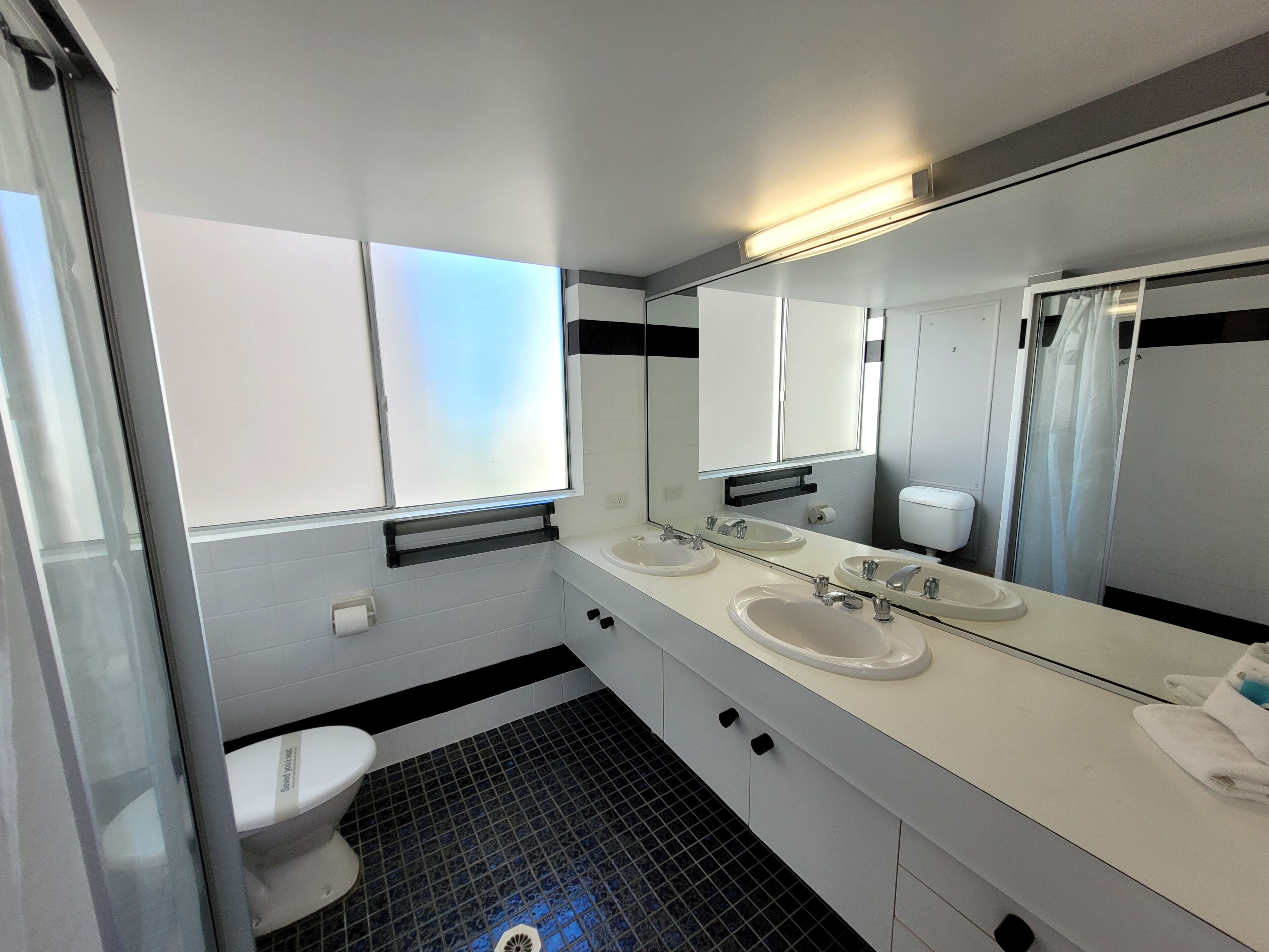 Surfers Chalet — image 15