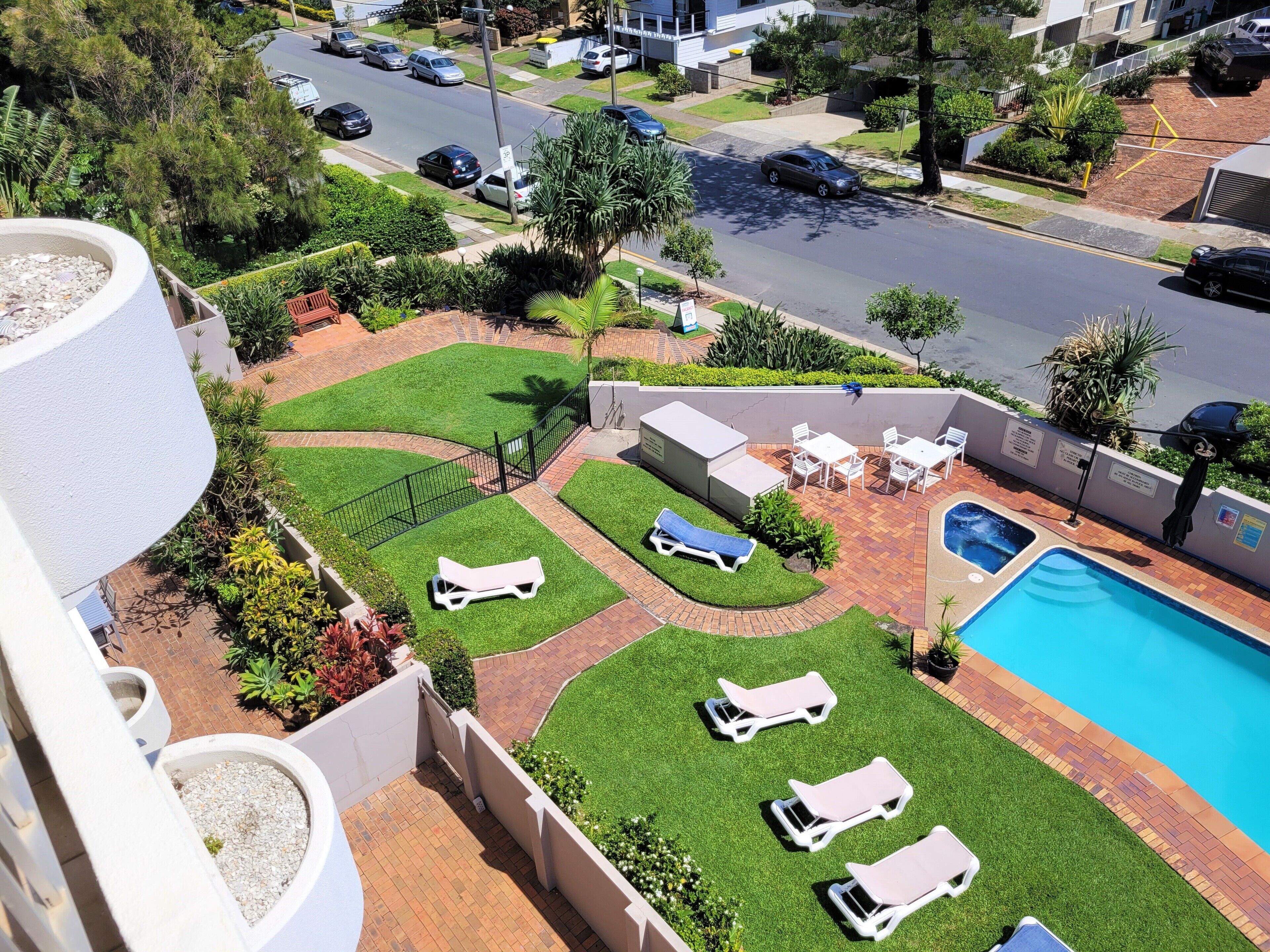 Surfers Chalet — image 6