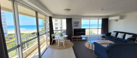 Appartement Classique | Coin séjour | TV connectée de 55 pouces avec chaînes numériques, télévision, Netflix