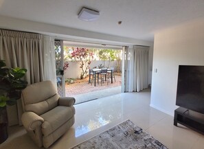 55-inch Smart TV with digital channels, TV, Netflix - Surfers Chalet (Surfers Paradise)