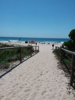 En la playa, arena blanca, surf