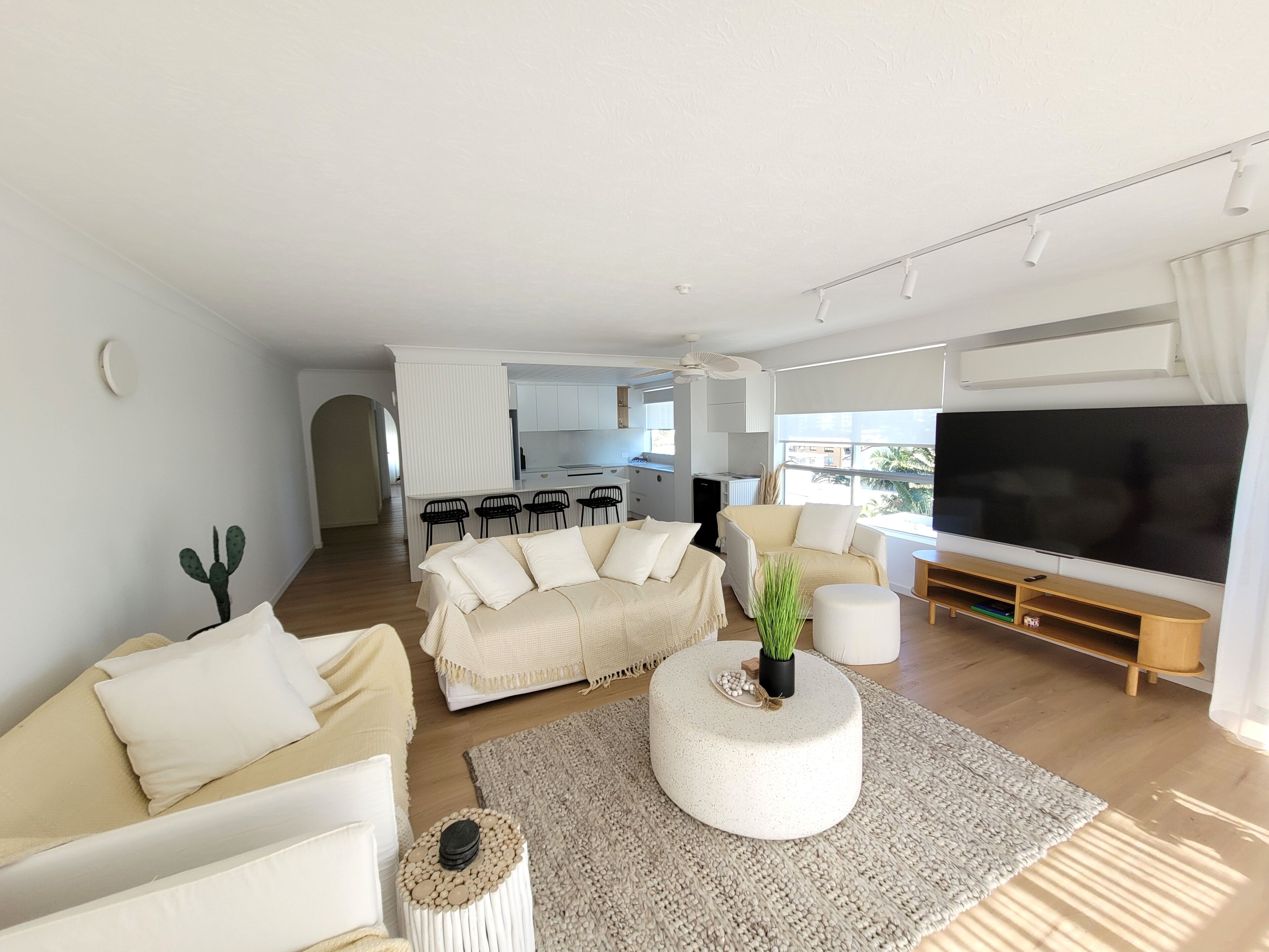 Surfers Chalet — image 11