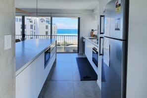 Superior Penthouse | Private kitchen | Microwave, electric kettle, toaster, cleaning supplies - Surfers Chalet (Surfers Paradise)