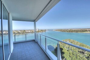 Bridgepoint 1005 - 3 Bedroom Apartment | Balcony