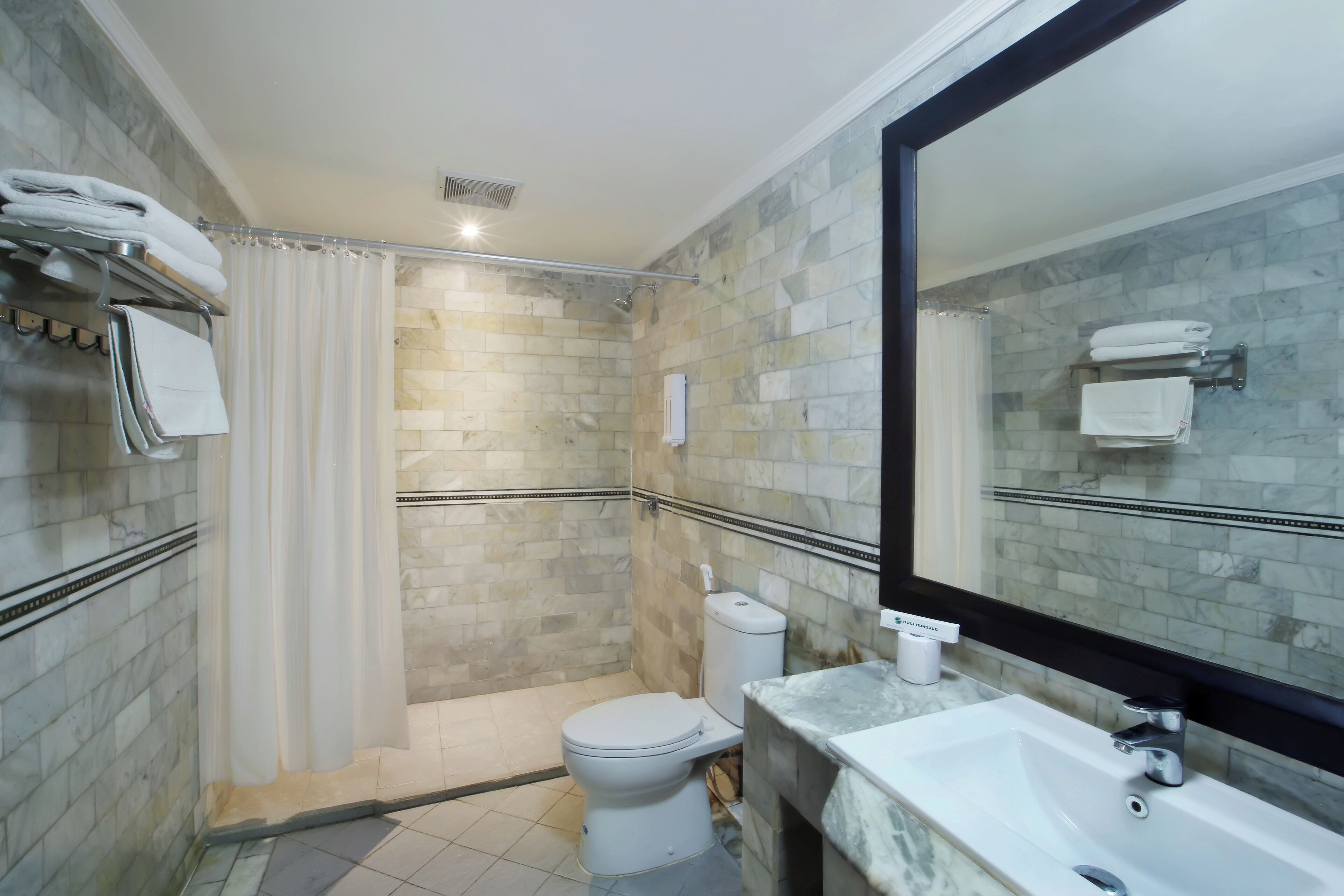 Douche, douche à « effet pluie », articles de toilette gratuits