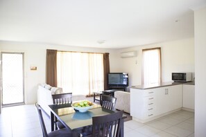 Plasma TV, DVD player - Echuca Moama Holiday Villas (Moama)