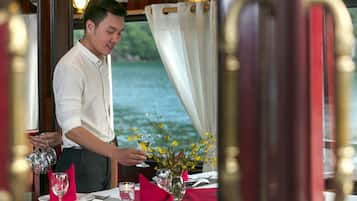 Bar (trong khuôn viên)