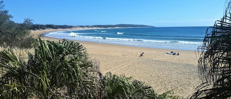 Ubicación a pie de playa y arena blanca