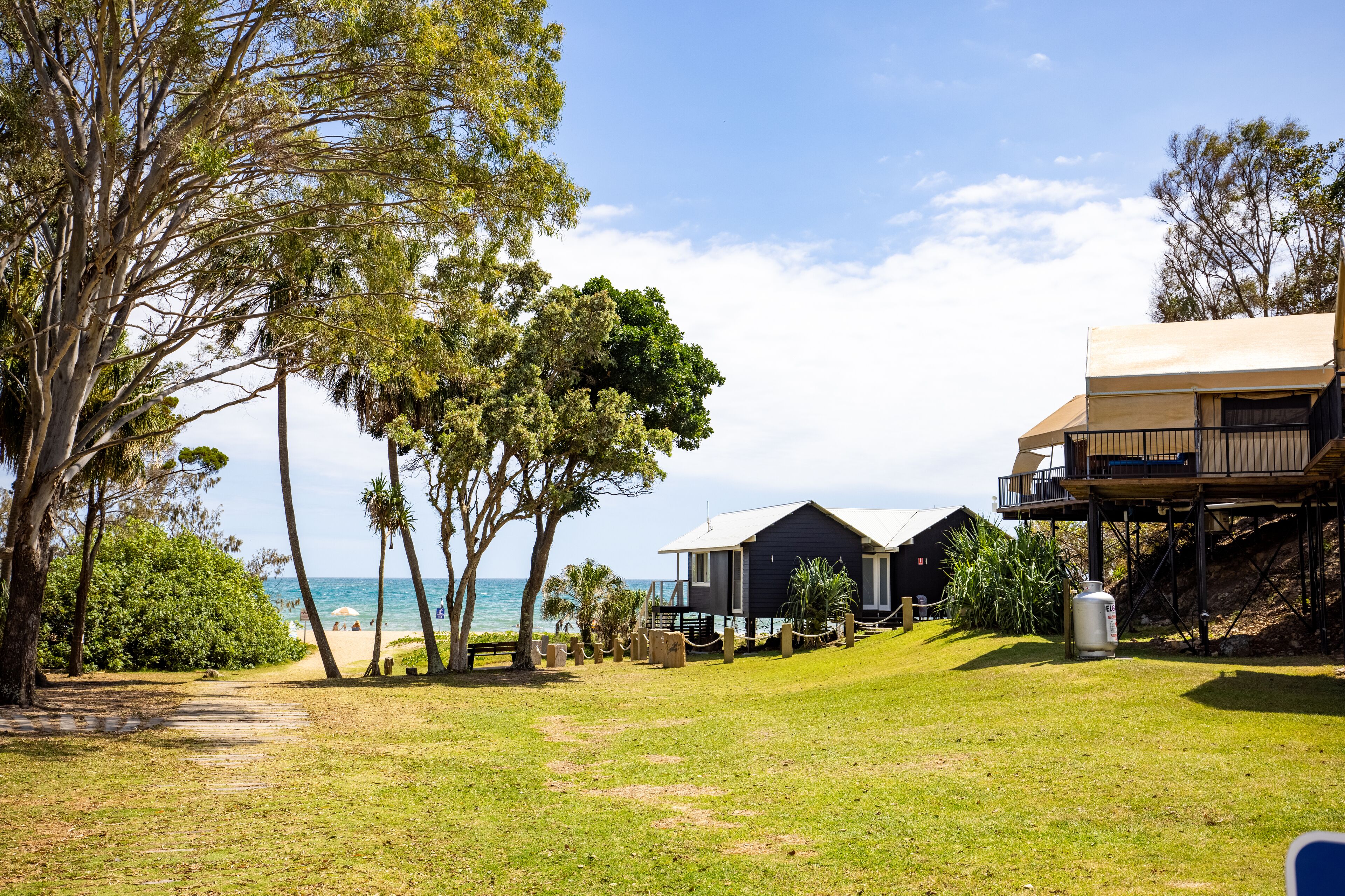 En la playa y playa de arena blanca 
