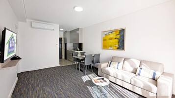 Suite estándar, 2 habitaciones | Cocina privada | Refrigerador, microondas, cafetera y tetera y tetera eléctrica