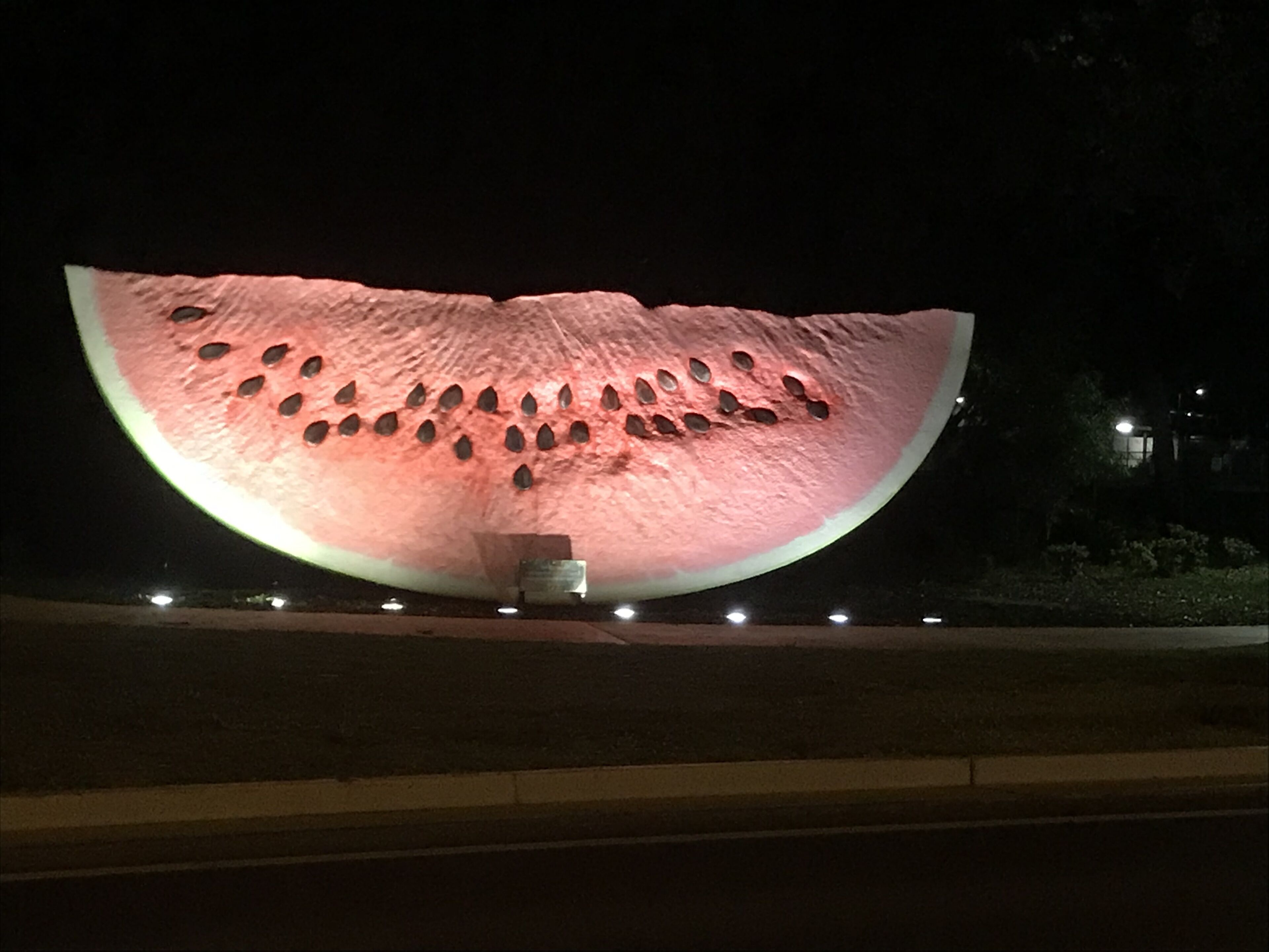 Une grande sculpture de pastèque illuminée.