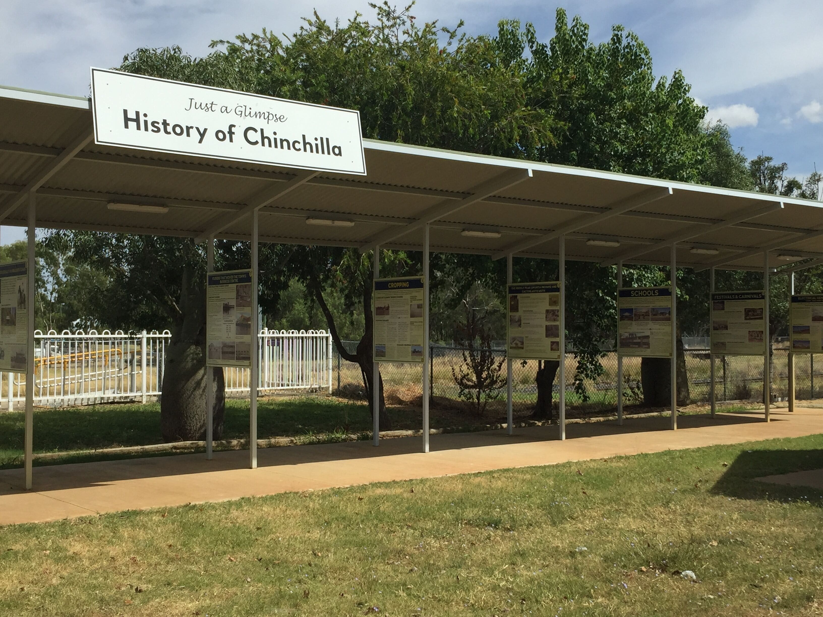 Un pavillon abrité, agrémenté de panneaux d’information sur l’histoire de Chinchilla.