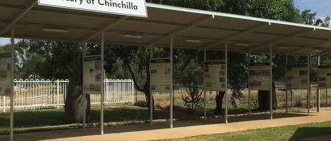 Un pavillon abrité, agrémenté de panneaux d’information sur l’histoire de Chinchilla.