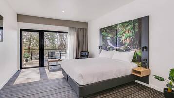 Safe på rommet, skrivebord og skrivebord for bærbar PC